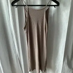 Brun lång klänning till sommaren 🤎 (den är ganska stretchig!!)