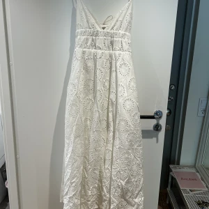 Klänning  - Så fin klänning från zara. Använt väldigt lite. På mig som är 160 går den ner till mina anklar. Skriv om du har fler frågor!🫧💛