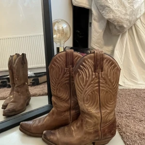 Cowboyboots - Köpte secondhand men var för små :/ storlek 36
