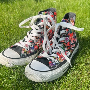 Converse  - Converse med ”plotter” - jättecoola  Pris går att diskutera 