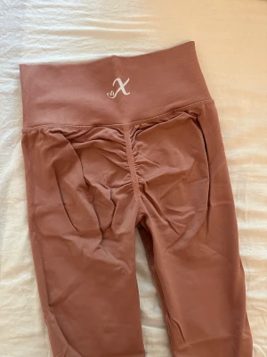Träningstights från xshapes - Träningstights med scrunch från XShapes. Använd ett fåtal gånger. Nypris 549kr