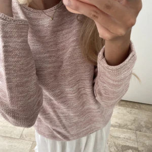 Stickad tröja - En jättefin tröja aldrig använd i storlek 150 (skulle säga XS/S)