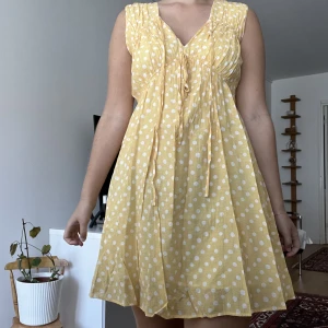 Prickig klänning  - Klänning från mango! Använd fåtal gånger!