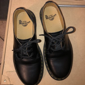 Låga Dr. Martens  - -1461 Black Smooth -snörskor  -Nyskick, då använda 1 gång  -Storlek 39 -Säljer pga att de inte kom till användning 
