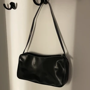 Handväska svart - Jätte najs väska den har ett litet fack inuti😇