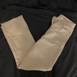 Beige jeans  - Fina beige jeans från bikbok, använda några få gånger! Väldigt fin passform❤️