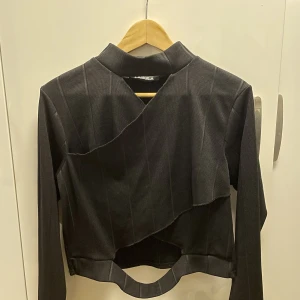 Crop top  - Super fin croptop som knappt är använd! Den har cut outs vid bröstet och vid magen! 