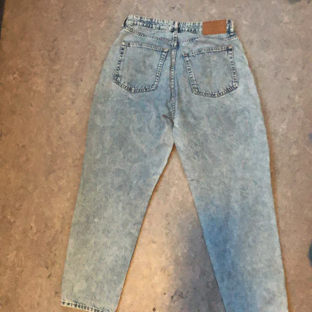 Superfina mom jeans som är alldeles för små för mig. Som ni kan se på första bilden så har de blivit ett större hål än vad det ska vara på högra benet. Men de är inget som inte går att styla😉. Jeans & Byxor.