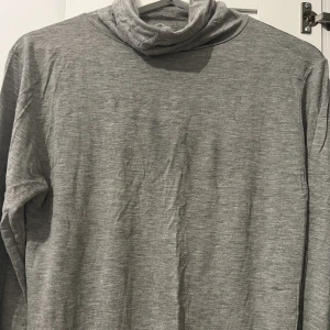 Polotröja  - Nyskick polotröja, storlek L men passar även en som har M. 