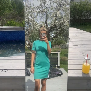 Klänning  - Grön snygg klänning från ginatricot  