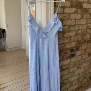 Så fin långklänning  - Jättefin långklänning som behövs strykas lite. Jättefin djup rygg storlek M  🌸🌸🌸