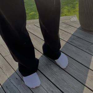 Kostymbyxor  - Säljer ett par fina kostymbyxor med en fake ficka där bak och två fickor där fram. Byxorna är för stora för mig och har aldrig kommit till användning💖