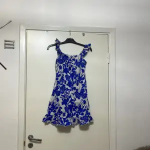 En klänning från SHEIN. Den passar 12-13 åringar men det går för XS och XSS