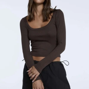 Långärmad tröja - Brun långärmad tröja. ganska tight, även fin urringning. Lite liten för mig därav jag säljer den. Köptes för bara någon månad sen! 180kr nypris