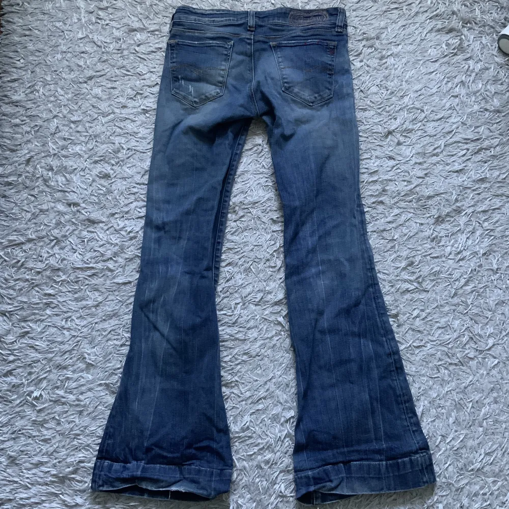 Ett par lågmidjade jeans som tyvärr blivit för små på mig. De är lite slitna i botten (se bild). Från Replay och är i storlek W28. Innerbenslängd: 78cm, Ytterbenslängd: 104cm , Höft: 78cm.. Jeans & Byxor.