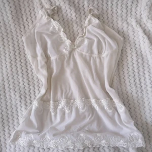 Sött linne - Supergullig topp/linne, perfekt till sommaren!! Köpt secondhand men i bra skick♥️ aldrig använd av mig!