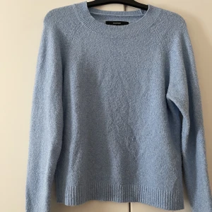 blå stickad tröja - tröjan är från vero Moda och har används ett antal gånger, den är lite nopprig men inget man tänker på. 