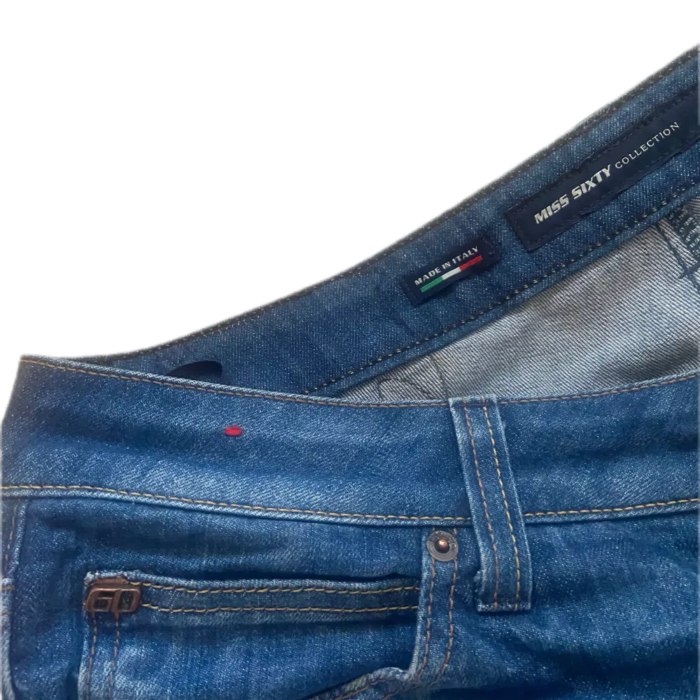 Tvär snygga miss sixty jeans😍😍står storlek W 32 och midjemått 43 tvärs över.. Jeans & Byxor.