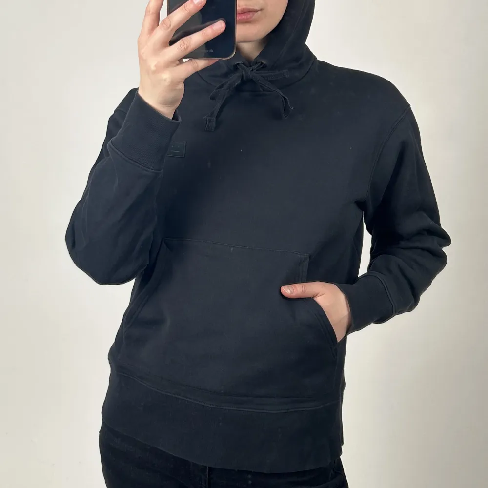 Den perfekta hoodien från Acne i svart 💫. Hoodies.