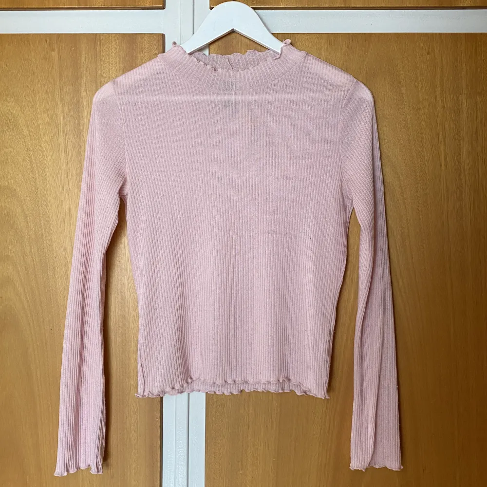 Fin rosa tröja som är genomskinlig. I bra skick, inte använd så ofta🌸. Toppar.