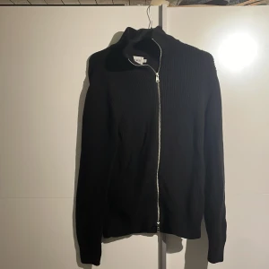Full zip me krage - Full zip me krage i bra skick. Storleken är S. Nypris 1000 mitt pris 200. Meddela för frågor.