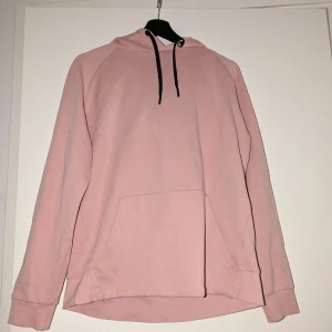 Rosa hoodie - Fin rosa hoodie med svarta snören i nytt skick