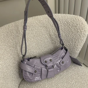 Urban Outfitters väska  - Väska köpt på Urban Outfitters för ca 650kr! Väskan är i suuuper fint skick, ser som ny ut och har inte ett enda litet märke på utsidan, dock som ni kan se på sista bild så har jag spillt lite smink, går säkert att ta bort om det är något som stör☺️