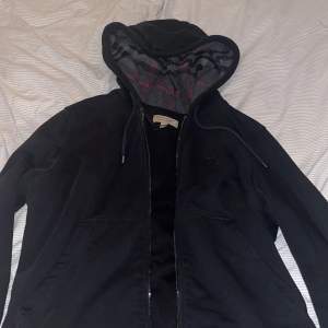 Burberry zip hoodie svart, storlek S kan även passa M. Använda ett fåtal gånger. Köpt för 2800 från facebook Marketplace. Pris 1600. Skick 9/10