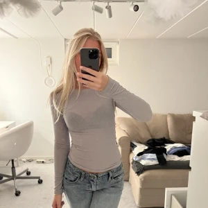 Tröja  - Säljer denna jättefina a- dsgn liknande tröjan som tyvärr aldrig kommer till användning💗💗