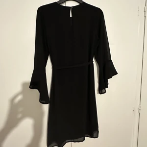 Elegant klänning  - Svart elegant klänning