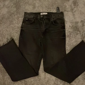 Zara jeans - Säljer dessa jeans då de inte kommer till användning. Passar de som är från 150-157 cm lång. De är i väldigt bra skick. De har kortats ner lite vid benen då de var för långa för mig.