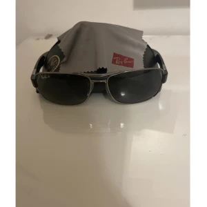 Ray-ban solglasögon  - Svarta ray-ban solglasögon med kartong och trasa.