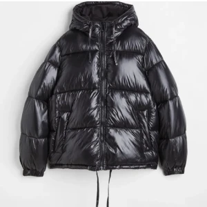 Puffer Jacket - Säljer denna populära Puffer Jacket från H&M i nyskick, aldrig använd med prislappen kvar. Storlek XS men tycker att den är rätt så stor i storleken så skulle passa XS-M också.  Säljer pågrund av att den är för stor för mig.