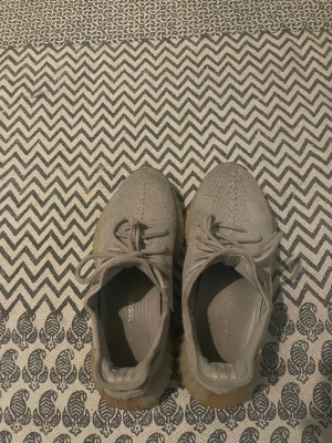 Yeezy Sesame - Bra skick, storlek 42 stora i storleken. Kan tänkas byta mot annat 