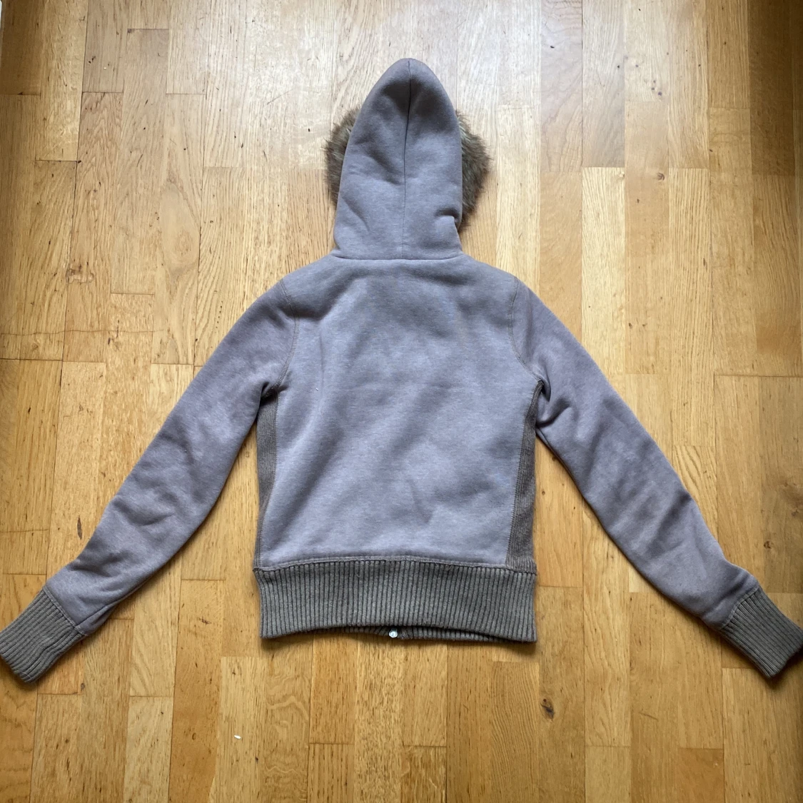 Zip-up luvtröja med pälsluva - 91