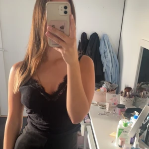 Fest topp - Snyggt linne med spets detaljer! Storlek S🫶🏽 Säljer för 79kr