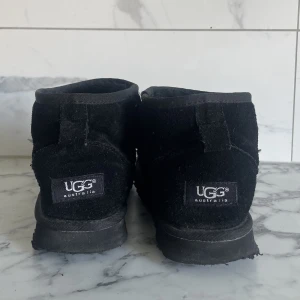 Ugg  - Skor från ugg. Dom har änvänts rätt så flitigt men är väl omhändertagna. 