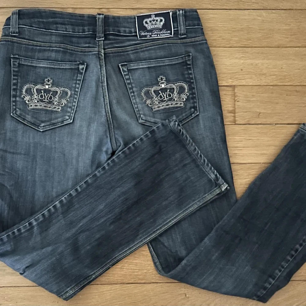 Super coola 2000 tals jeans med snygga fickor💗 Säljer då jeansen är för stora för mig🙌Jeansen är i bra skick och är utsvängda 💋 Pris går att diskutera skriv vid intresse 💗. Jeans & Byxor.