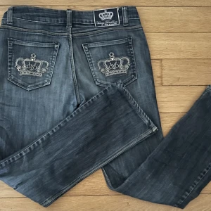 Lågmidjade Victoria Beckham jeans - Super coola 2000 tals jeans med snygga fickor💗 Säljer då jeansen är för stora för mig🙌Jeansen är i bra skick och är utsvängda 💋 Pris går att diskutera skriv vid intresse 💗