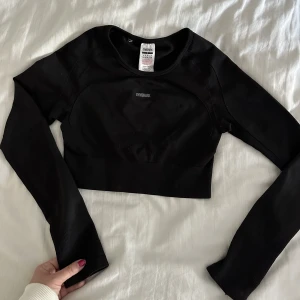 Gymshark tröja  - Superfin gymshark tröja/topp, öppet bak till ryggen. Använd ett par gånger, rätt liten i storleken. 