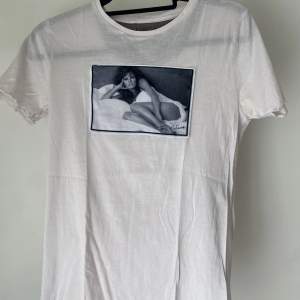 En ljusrosa Limitato t-shirt där trycket är i sammet. Den är en Xs för män så skulle säga ett den sitter som en S för damer. Väldigt tunnt och skönt material