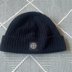 Stone island mössa  - Stone island mössa. Säljer den för jag inte använder mössa 