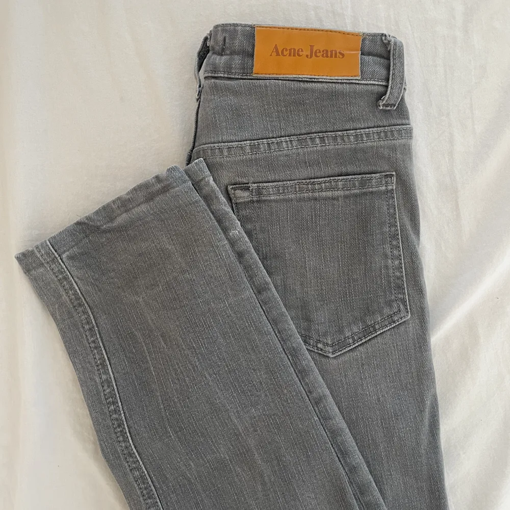 Ett par supersnygga raka jeans från acne! Storlek W25/L31. Skicket är som nytt förutom tre pyttesmå färgfläckar på ena låret. Priset kan självklart diskuteras. 🫶🏻. Jeans & Byxor.