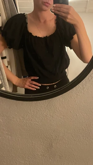 Topp - Jättefin svart topp som man kan ha på axlarna eller nedanför axlarna❤️Använd max 10 gånger, Storlek S. Inga skador❤️