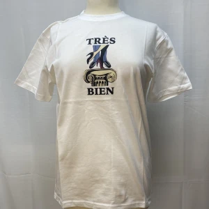 Tres Bien t-shirt - Helt ny Tres Bien tröja. Väldigt bra material. Den har ett coolt tryck på framsidan. Vi har från storlek XS-XL. 