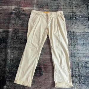 Beiga byxor  - Säljer ett par beiga byxor, dessa är från märket 365 sunnshine och är gjorda av 97 bomull. Dom är raka så har en pösigare passform. Det är även så fina brodyr detaljer på vardera sida av byxorna. 