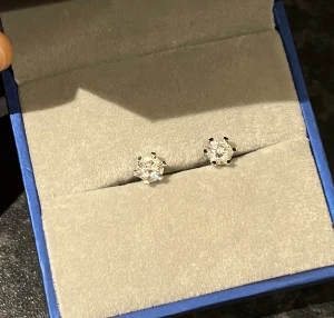 Örhängen nya moissanite diamant silver - Färg D vvs1. Nya med certifikat. Moissanite skimrar mer än diamanter och är testad som diamant. 