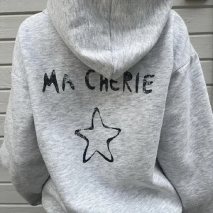 Hoodie  - Säljer denna hoodie i den MARINBLÅA färgen, ej den gråa men den modell och passform🥰