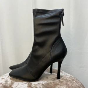 Klackar  - Svarta strumpklackar från missguided. Jättefina och väldigt bekväma. Helt nya, har endast testats i affären. 