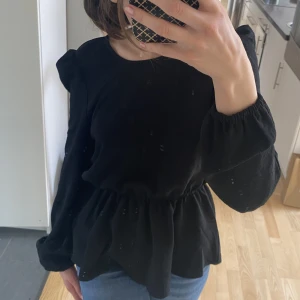 ONLY svart blus  - Jättefin svart blus från ONLY. Stl XS och i fint skick! 🖤